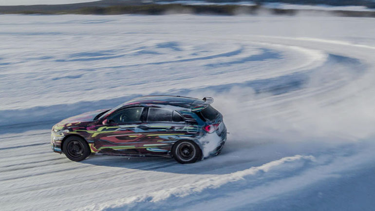 Η AMG A45 ντριφτάρει ατελείωτα στον πάγο